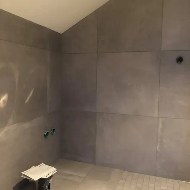 Flislagt bad med gråe og beige fliser