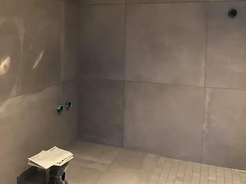 Flislagt bad med gråe og beige fliser